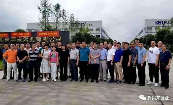 与会人员在遵义银川景明网络安全有限公司有限公司大门口合影留念